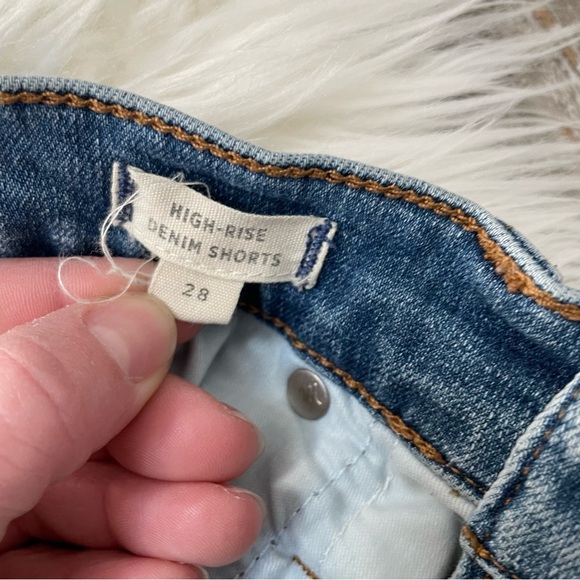 Madewell | High-Rise Denim Shorts in Derby Wash: Button-Front Edition | Size 28 - Picture 5 of 6